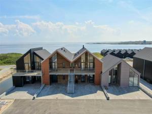 een luchtzicht op een huis met de oceaan erachter bij 903-Hvide-Sande-Langsand-94 in Hvide Sande
