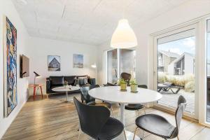 Et opholdsområde på 9930-Hvide-Sande-Langsand-106-stuen + 20 billeder