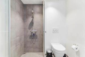 Et badeværelse på 9930-Hvide-Sande-Langsand-106-stuen