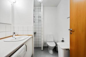 Et badeværelse på 891-Hvide-Sande-Bredgade-1-nr-1