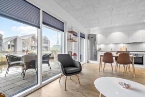 Køkken eller tekøkken på 9926-Hvide-Sande-Langsand-125-stuen + 36 billeder