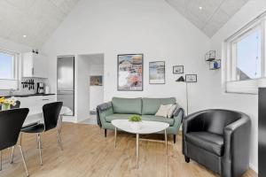 un soggiorno con un divano, sedie e un tavolo di 945-Hvide-Sande-Langsand-163 a Hvide Sande Altre 25 foto