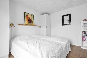 En eller flere senge i et værelse på 9926-Hvide-Sande-Langsand-125-stuen