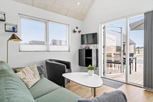 un soggiorno con un divano e un tavolo di 945-Hvide-Sande-Langsand-163 a Hvide Sande