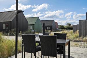 un tavolo e delle sedie in legno su un ponte in legno di 945-Hvide-Sande-Langsand-163 a Hvide Sande