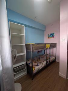 Postel nebo postele na pokoji v ubytování The Most Affordable Female-only Dormitory in Metro Manila with Free Wi-Fi + 9 fotografií