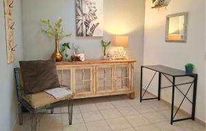 una stanza con armadio, sedia e tavolo di Casa Veta Qro a Villa del Pueblito