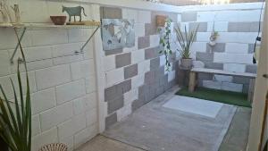 una stanza con un muro di mattoni bianchi con una panca di Casa Veta Qro a Villa del Pueblito