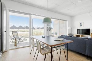 Et tv og/eller underholdning på 904-Hvide-Sande-Langsand-82-stuen