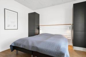 En eller flere senge i et værelse på 904-Hvide-Sande-Langsand-82-stuen