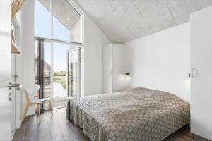 En eller flere senge i et værelse på 906-Hvide-Sande-Langsand-116-1-sal