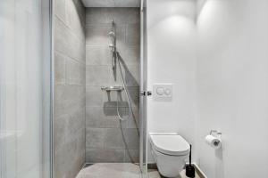 Et badeværelse på 906-Hvide-Sande-Langsand-116-1-sal + 47 billeder