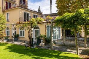 En have udenfor Schloss Locarno - Self Check-In