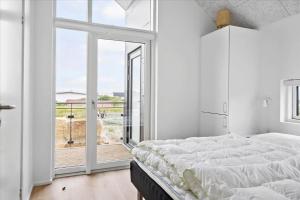 En eller flere senge i et værelse på 913-Hvide-Sande-Langsand-198-1-sal