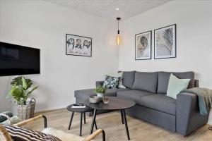 un salon avec un canapé et une table dans l'établissement 917-Hvide-Sande-Langsand-176-stuen, à Hvide Sande