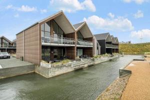 Udsigt til en flod der løber i nærheden af lejligheden