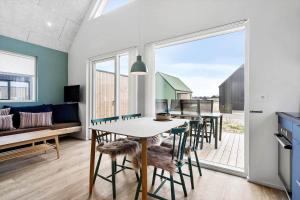 une cuisine et une salle à manger avec une table et des chaises dans l'établissement 943-Hvide-Sande-Langsand-165, à Hvide Sande 29 autres photos