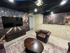 Et tv og/eller underholdning på 5 Bedrooms 55 Bathrooms Windsor Cay 16163Cc