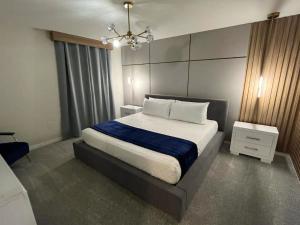 En eller flere senge i et værelse på 5 Bedrooms 55 Bathrooms Windsor Cay 16163Cc + 17 billeder