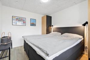 een slaapkamer met een groot bed in een kamer bij 908-Hvide-Sande-Langsand-102-stuen in Hvide Sande