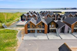 een luchtzicht op een huis met de oceaan op de achtergrond bij 908-Hvide-Sande-Langsand-102-stuen in Hvide Sande