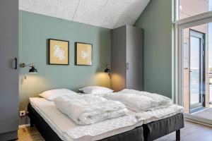 En eller flere senge i et værelse på 920-Hvide-Sande-Langsand-115-1