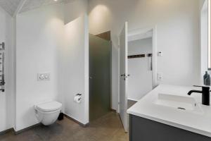 Et badeværelse på 920-Hvide-Sande-Langsand-115-1 + 27 billeder