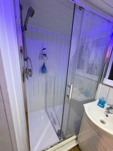 Et badeværelse på Cozy living in Great Barr Birmingham