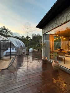 马纽阿苏Cabana Bolha Realeza的一个带帐篷甲板的房子