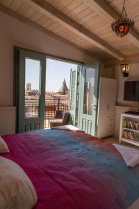 ein Schlafzimmer mit einem großen Bett und einem großen Fenster in der Unterkunft Michel House in Nazareth