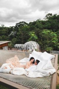 马纽阿苏Cabana Bolha Realeza的一位新娘和新郎躺在床上 更多13张照片