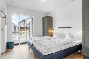 En eller flere senge i et værelse på 912-Hvide-Sande-Langsand-188-stuen