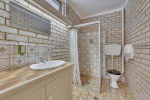 a bathroom with a sink and a toilet at Snobs Creek Motel Eildon in Eildon +14 photos