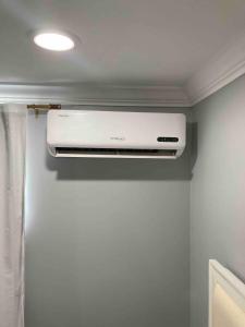 een badkamer met een witte airconditioning in een kamer bij sunset cottage in West Palm Beach