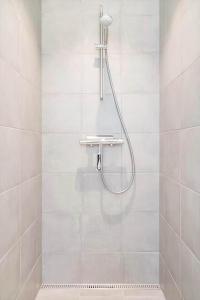 een douche met een douchekop in een badkamer bij 944-Hvide-Sande-Langsand-143 in Hvide Sande