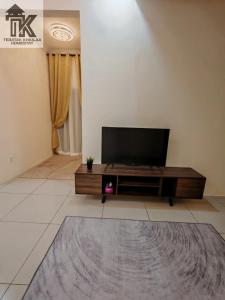 Et tv og/eller underholdning på Teratak khailaa homestay puncak alam + 5 billeder