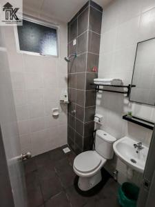 Et badeværelse på Teratak khailaa homestay puncak alam