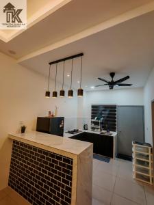 Et tv og/eller underholdning på Teratak khailaa homestay puncak alam