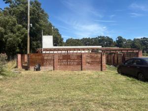 een houten gebouw met een auto ervoor geparkeerd bij CABAÑAS CAMPO y MAR in Playa Dorada +2 foto's