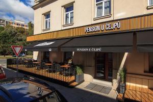 un ristorante con tavoli e sedie di fronte a un edificio di Penzion U Čejpu a Praga