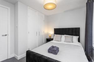 a bedroom with a large bed with a black headboard at Well Presented 3 Bedroom, Grangemouth. in Falkirk