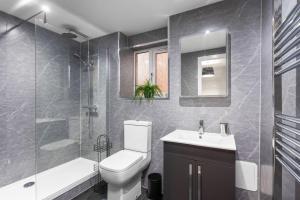 a bathroom with a toilet and a sink and a shower at Well Presented 3 Bedroom, Grangemouth. in Falkirk