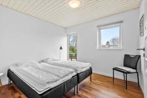 En eller flere senge i et værelse på S748-Stroby-Ladeplads-Alkevej-8