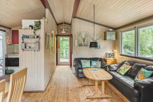 een woonkamer met een leren bank en een tafel bij 8159-Praesto-Vagtelvej-8 in Præstø