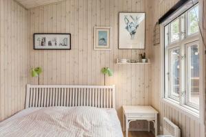 een slaapkamer met een wit bed en een raam bij 8159-Praesto-Vagtelvej-8 in Præstø