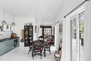 een keuken en eetkamer met een tafel en stoelen bij 2029-Stege-Telefonstien-41 in Stege
