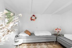 een kamer met een bed en een raam met bloemen bij 2029-Stege-Telefonstien-41 in Stege