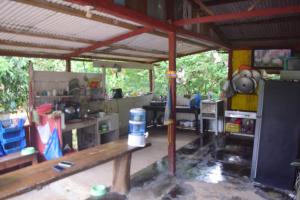 een keuken met een houten bank in een kamer bij Hostal YAKU in Mocoa