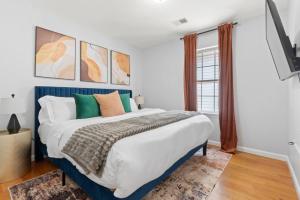 a bedroom with a large bed and a window at Modern 3BR Near NYC with Pool Table Sleeps 11 in Jersey City