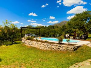 Swimmingpoolen hos eller tæt på misky wayra